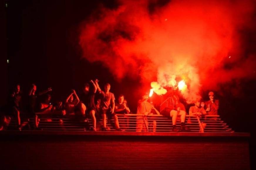 Aficionados se reunieron en los alrededores del Estadio pese al riesgo de contagio del coronavirus.