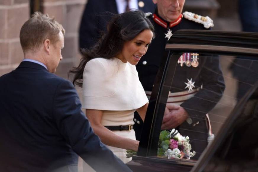 En los video se muestra como Meghan duda si debía subir o no al auto, pero la reina Isabel termina cediendo el paso viendo los nervios de su nieta política.