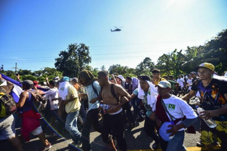 Al menos 2,000 miembros de la caravana que lograron superar las exigencias migratorias impuestas por México descansarán esta noche en Tapachula, donde las autoridades de Chiapas habilitaron varios albergues.
