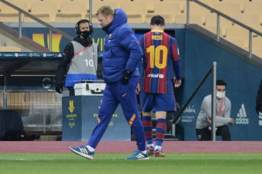 Messi en el momento que salía del terreno de las acciones. Ronald Koeman decidió ignorarlo.