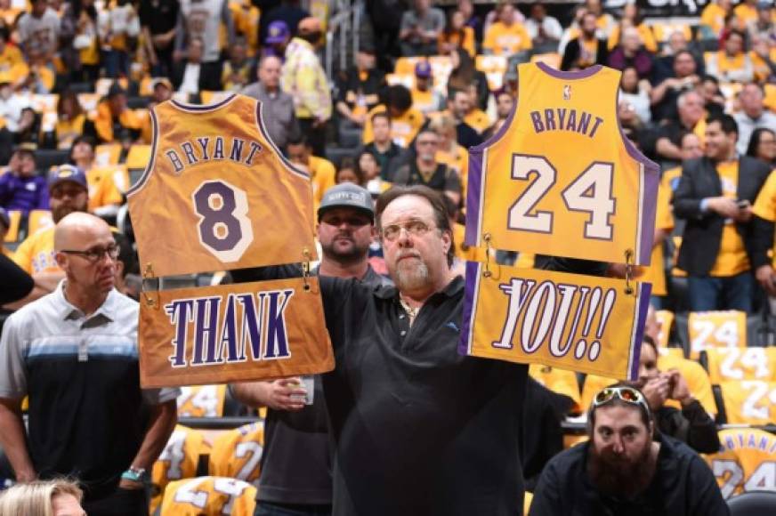 Aficionados portaron camisetas de Kobe Bryant en el Staples Center.