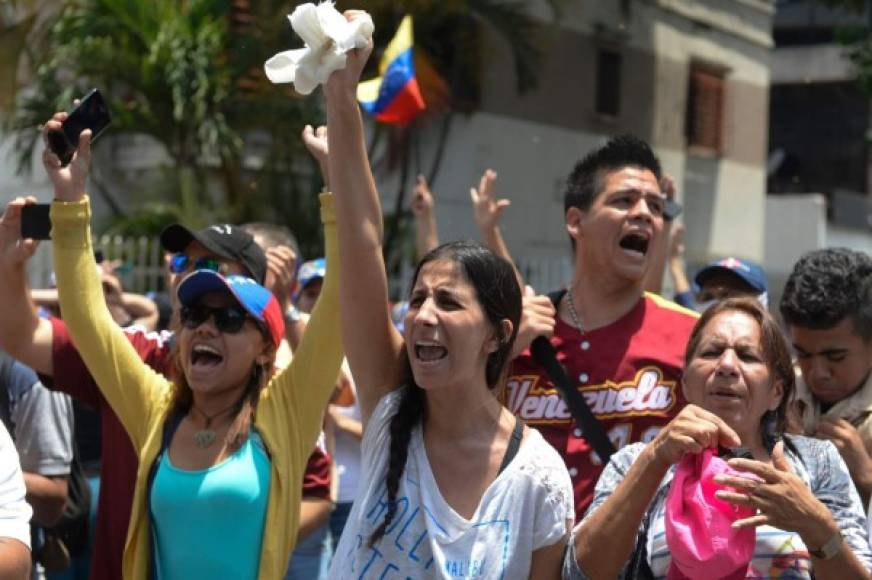 Un día después de la más multitudinaria de las movilizaciones en Caracas y otras ciudades, que dejó tres víctimas mortales, la oposición volverá a las calles para insistir en el reclamo de convocar a elecciones generales.