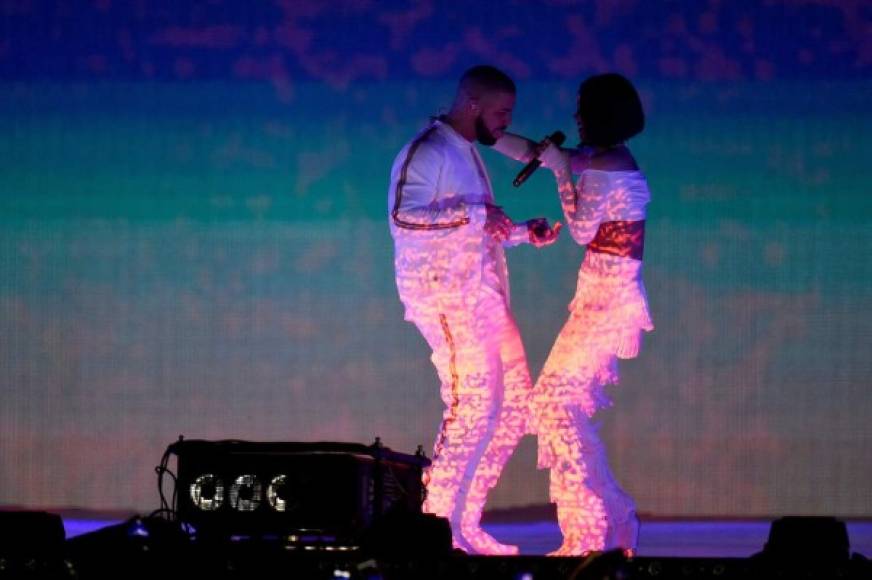 Rihanna y Drake realizaron una sexy presentación en los BRIT Awards 2016, que se realizaron en la O2 Arena de Londres.
