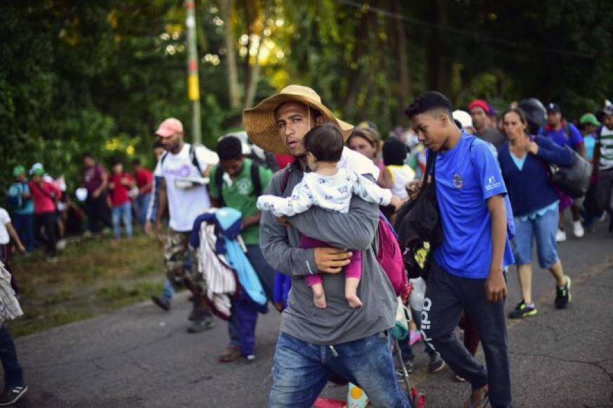 Más de 7,000 migrantes centroamericanos retomaron este lunes su trayecto desde Tapachula hacia Estados Unidos, donde el presidente estadounidense Donald Trump amenaza con recibirlo con sus tropas y agentes fronterizos para impedir su ingreso a su país.