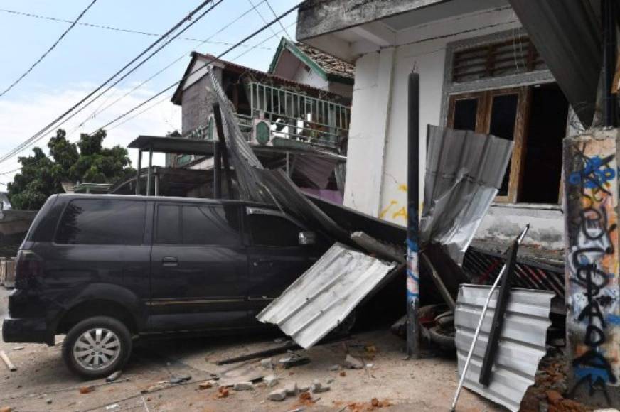 Miles de personas quedaron damnificadas luego de que sus hogares quedaran destruidos tras el impacto de tres terremotos.