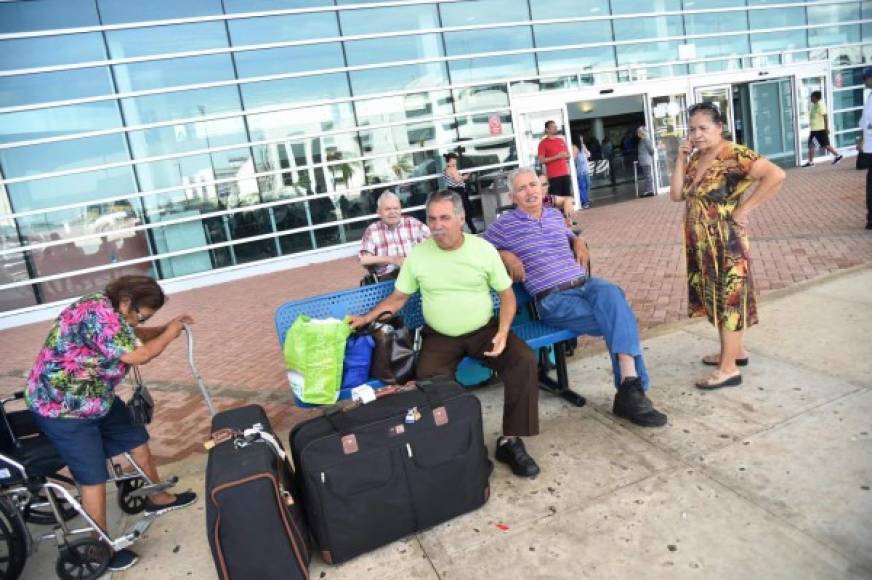 La situación en el Aeropuerto Internacional Luis Muñoz Marín de San Juan es complicada, ya que los vuelos son limitados y hay centenares de personas que pernoctan en la infraestructura ante los retrasos para salir con dirección hacia EUA. El aeródromo, desde dónde apenas salen una decena de vuelos diarios frente al cerca de centenar que cada día operan habitualmente, tiene una avería de un satélite de largo alcance que ofrece información a la torre de control, lo que dificulta las operaciones.