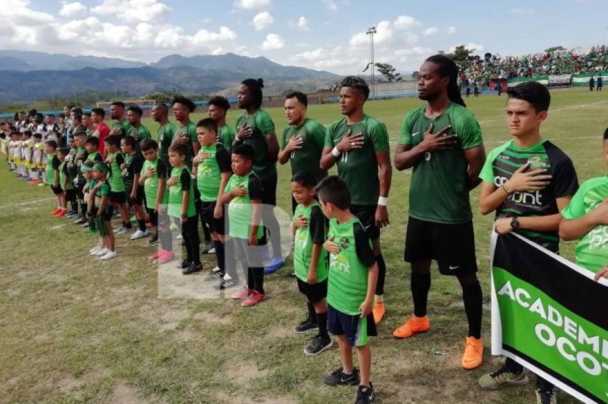 Los jugadores de Atlético Pinares y Santos FC entonando el himno nacional de Honduras.