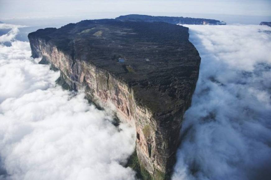 El Monte Roraima se encuentra en Suramérica. Su altura es de 400 metros, junta la frontera de tres países: Brazil, Venezuela y Guayana.Foto:Snob.mx.