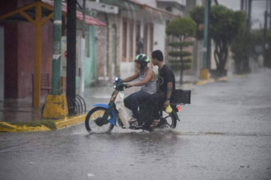 'Estaremos esperando el impacto de los fuertes oleajes, fuertes vientos y esto puede ocasionar algunos daños, la lluvia constante también afecta en la sierra que pudiera generar algunos deslaves y poner en riesgo a las comunidades y lo que hicimos fue evacuarlos', explicó Aristóteles Sandoval, gobernador de Jalisco, estado también en alerta.<br/>