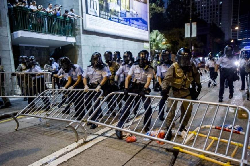 Los policías salieron a las calles para mantener el orden y tratar de disolver las masivas manifestaciones.