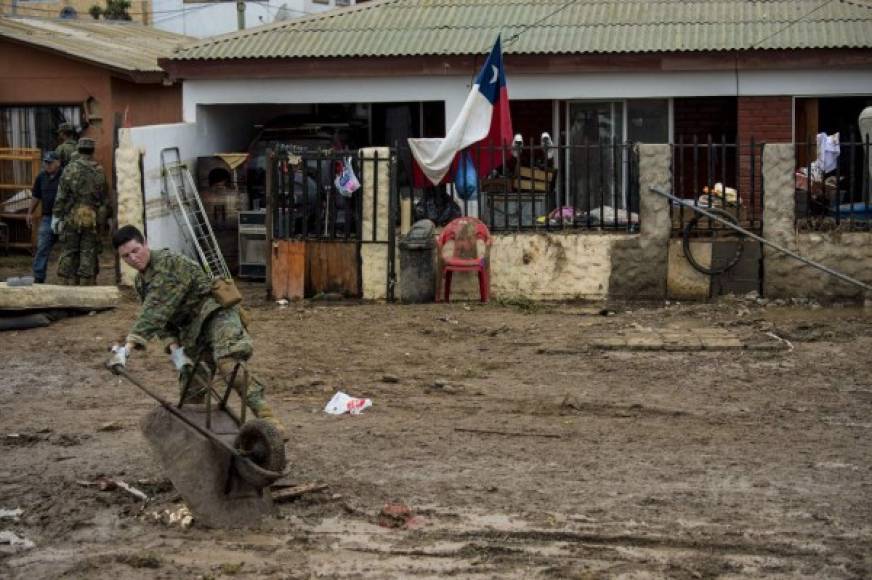 Casi todo lo que las olas encontraron a su paso quedó destruido. Las autoridades y grupos de ayuda han estado evaluando los daños. Tras recorrer la zona el jueves, la presidenta Michelle Bachelet prometió ayuda para los damnificados.<br/><br/><br/><br/><br/>