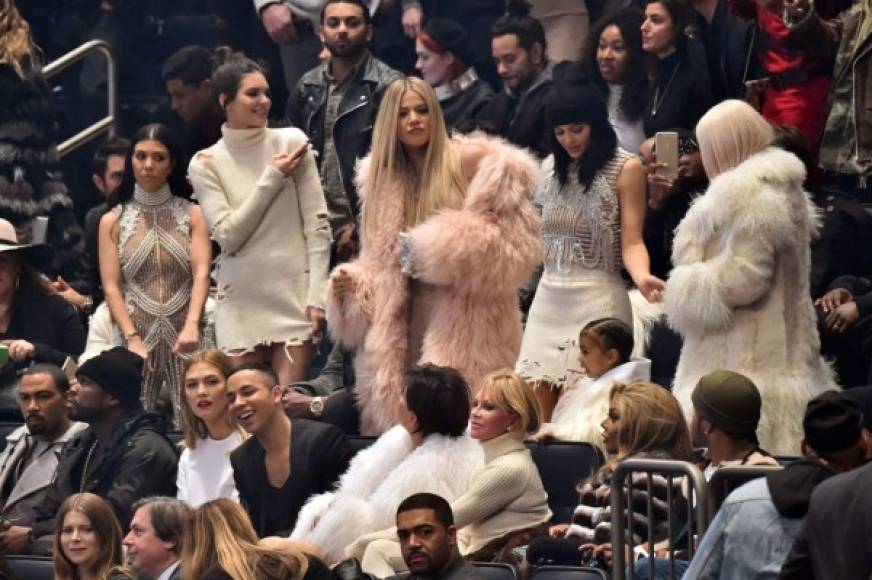 Kim Kardashian mientras observaban el desfile de Kanye West.