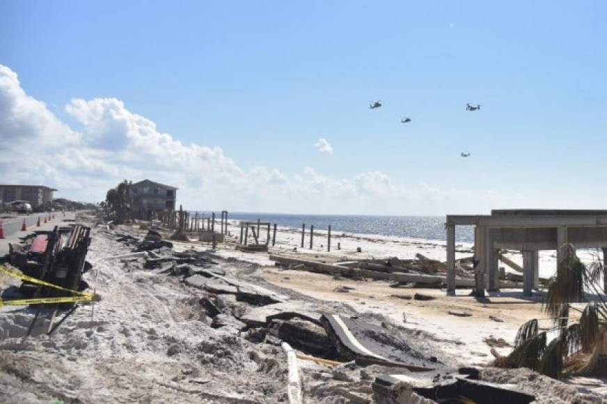 El mandatario sobrevoló en helicóptero la localidad de México Beach, donde tocó tierra el ciclón con vientos de casi 250 kilómetros por hora destruyéndola casi en su totalidad.