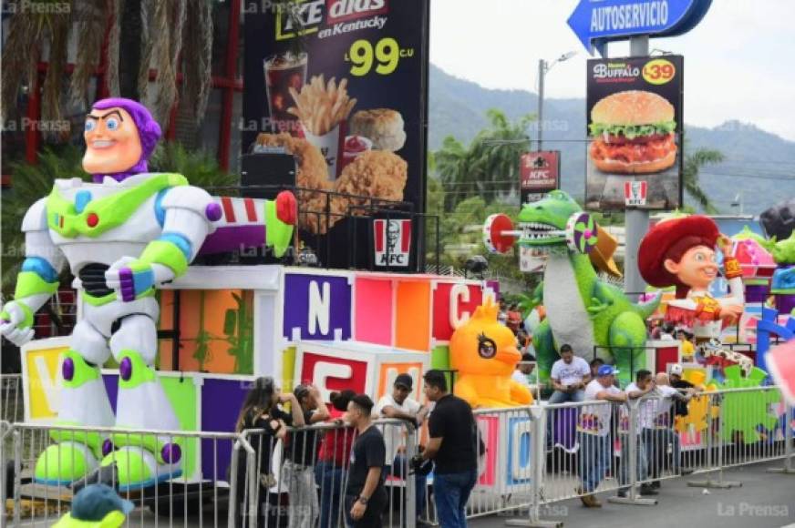 Morán, quien fue coronada Miss Honduras Universo en 2016, estará en la carroza principal del evento la que está adornada con grandes figuras del cinta animada 'Toy Story'.