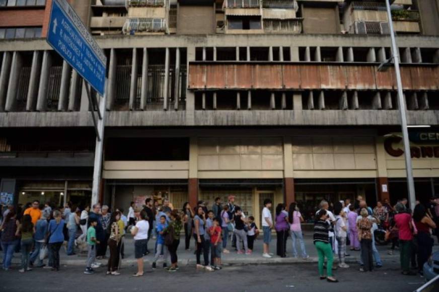 Cientos de personas abandonaron sus casas y oficinas tras el nuevo sismo.
