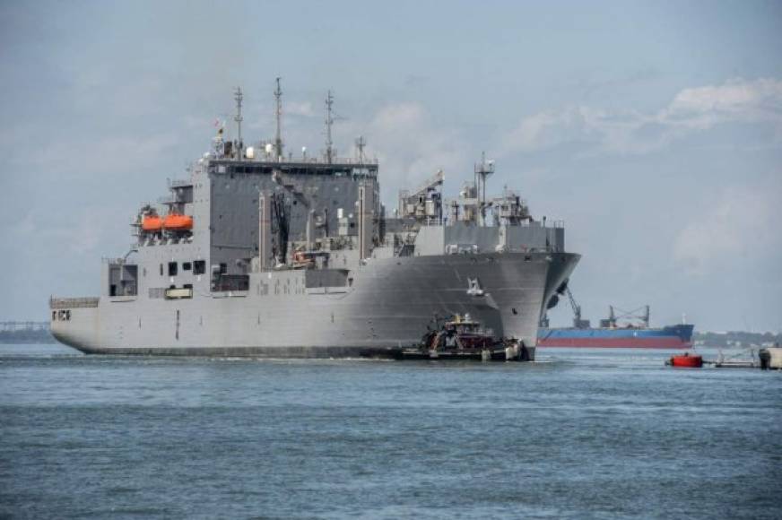 La Marina estadounidense ordenó que todos sus barcos abandonaran el área de Hampton Roads, ante el paso del huracán.
