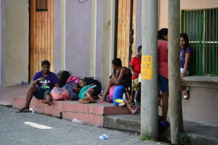Migrantes africanos y haitianos esperan afuera de la oficina de migraciones en Choluteca, Honduras el 16 de noviembre de 2019, luego de atravesar un cruce ciego entre Nicaragua y Honduras en su camino a los Estados Unidos.