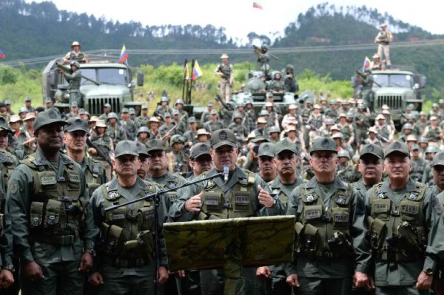 Rodeado de tanques de guerra y cientos de soldados armados en un batallón de Fuerte Tiuna, en Caracas, el ministro de Defensa, general Vladimir Padrino López, calificó de 'delirantes' y 'locas' las amenazas de Trump.