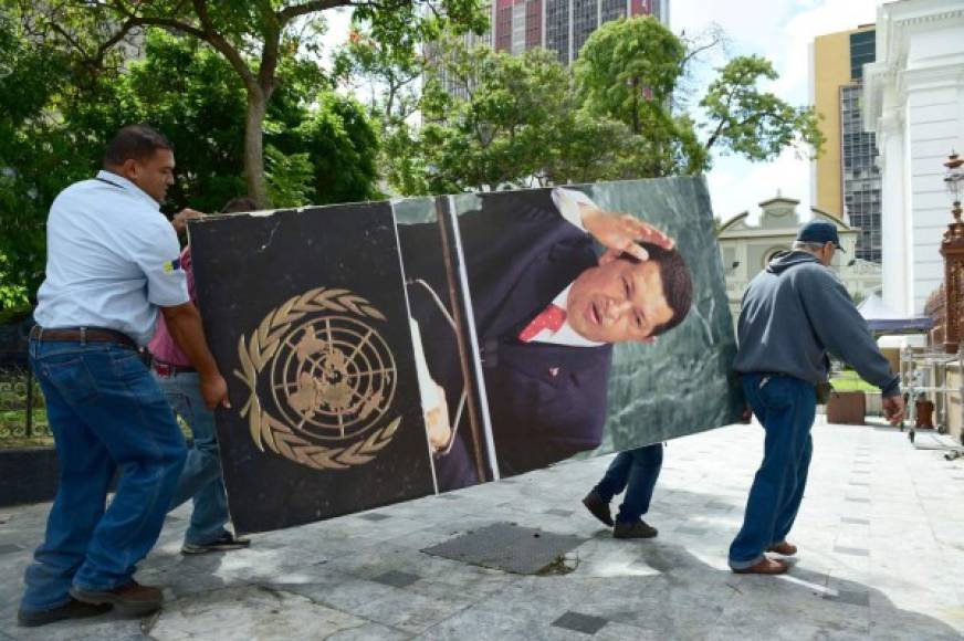 La oposición ordenó remover los afiches y cuadros que retrataban a Chávez en el estrado de Naciones Unidas donde, en alusión a George W. Bush, dijo: '¡huele a azufre!'.