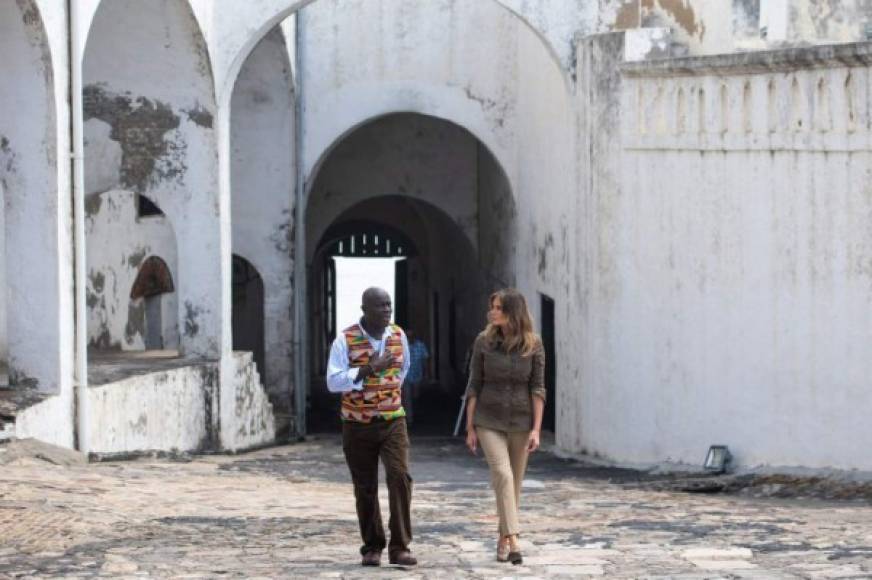 Melania, que aseguró sentirse 'honrada y feliz' de estar en Ghana, fue recibida por el líder regional Osabarimba Kwesi Atta II, de la tribu regional Fante (también llamada 'Fanti'), subgrupo de la etnia Akan, numerosa en Cape Coast.