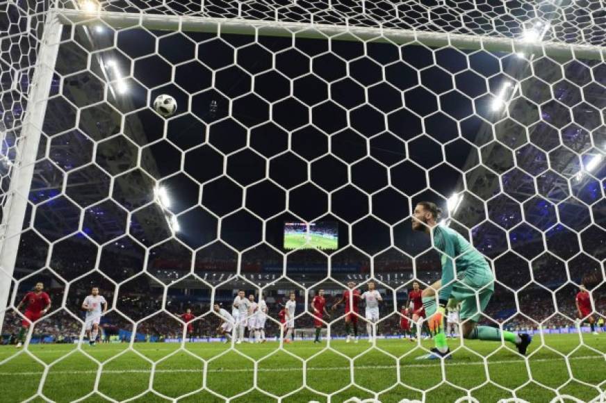 David De Gea se quedó como estatua en el golazo de tiro libre de Cristiano Ronaldo. Foto AFP