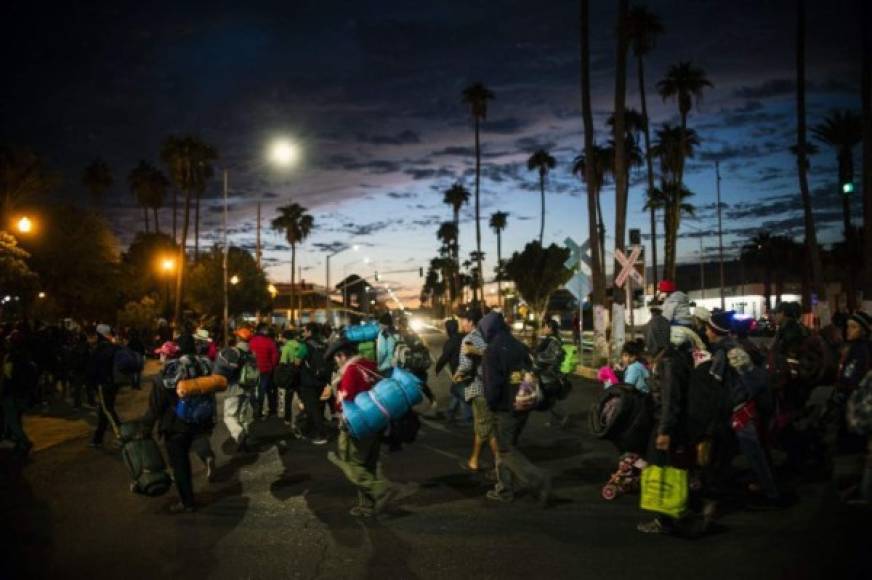 Ante las fuertes medidas de seguridad implementadas por EEUU, más de 7,000 migrantes de las caravanas quedaron varadas en territorio mexicano y se esperan que permanezcan en ese país por varios meses antes de que se procesen sus solicitudes de asilo en EEUU.