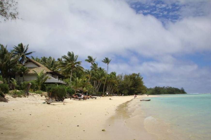 ISLAS DEL PACÍFICO<br/>Debido a su remota ubicación, perdidas en la inmensidad del Océano Pacífico, algunas de estas pequeñas islas, varias de ellas países independientes, se mantienen por ahora libres de la pandemia mundial.<br/>Este grupo incluye las islas de Samoa, Niue, Islas Cook, y las naciones insulares independientes de Tuvalu, Vanuatu, Tonga, Kiribati, Palau, Naurú, Islas Marshall e Islas Salomón. <br/>