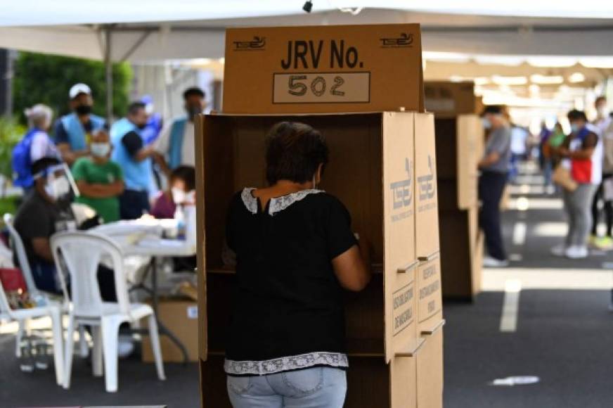 Desde minutos antes de la apertura de mesas se observaban filas de votantes adultos mayores con mascarillas, en medio de la pandemia de covid-19. Foto AFP