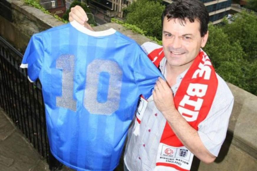 Tras la muerte de Maradona, Hodge recibió miles de llamados con ofertas impresionantes para comprar la reliquia. Según los especialistas, la camiseta de Maradona rondaría el millón de dólares.