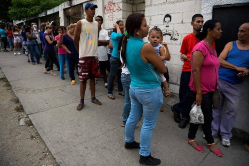 Venezolanos siguen sufriendo para poder adquirir alimentos.