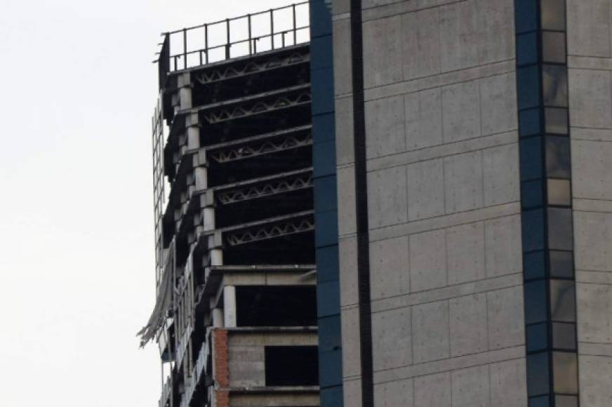 El fuerte terremoto de ayer dejó varios daños estructurales, según informaron autoridades venezolanas. La llamada torre financiera Confinanzas, ubicada en el centro de Caracas, se inclinó un '25 por ciento' en los pisos superiores.