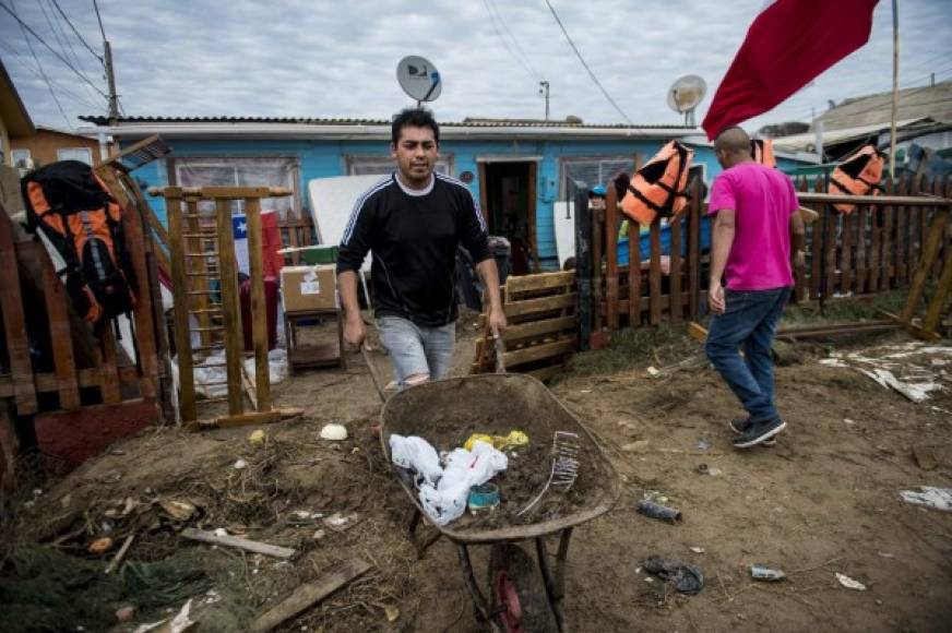 Los residentes más afectados en la zona costera de Chile comenzaron este viernes la reconstrucción de sus casas y negocios tras el terremoto de 8,3 que sacudió el norte del país el pasado miércoles.<br/><br/>