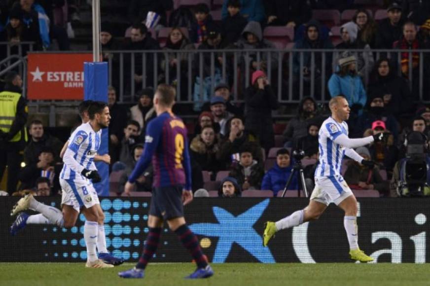 Braithwaite y los jugadores del Leganés festejando el tanto que significaba el empate ante Barcelona.