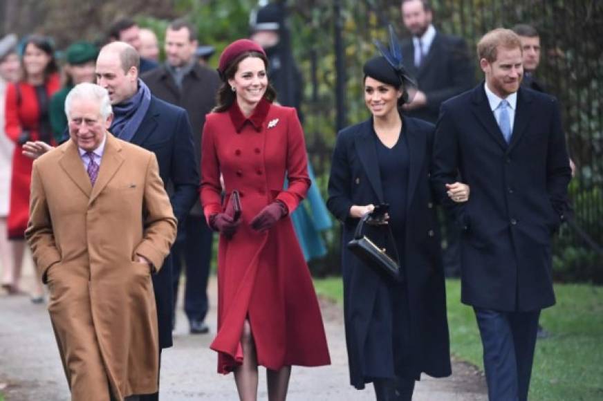 Sin embargo las duquesas se encargaron de resaltar con elección del atuendo muy diferentes, ya que Kate optó por un look clásico y Meghan eligió un estilo moderno.