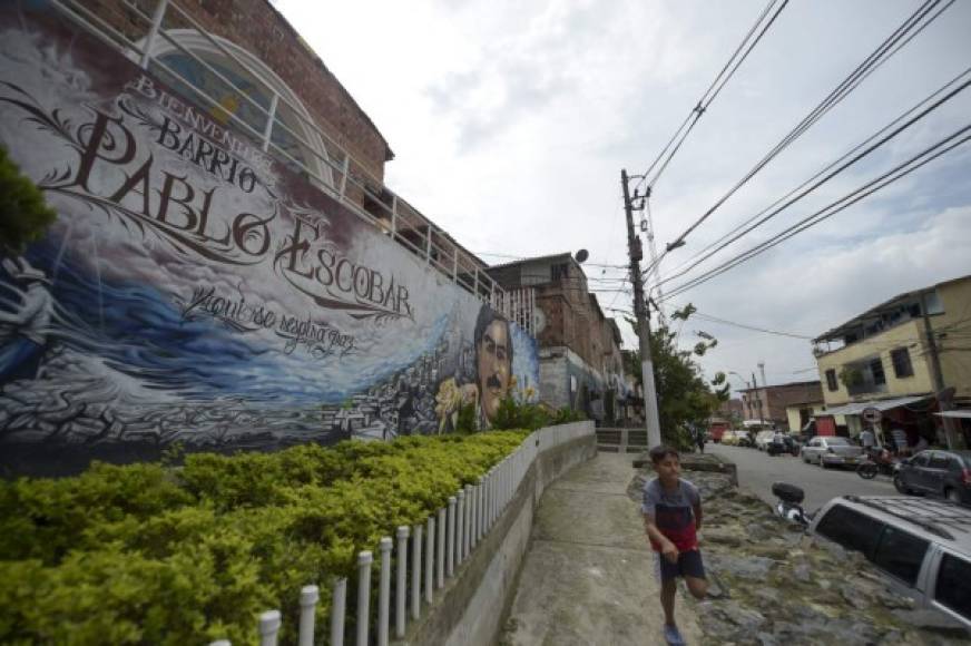 El barrio de Pablo Escobar en Medellín es muy común ver imágenes del narcotraficante pintadas en los muros de las viviendas.
