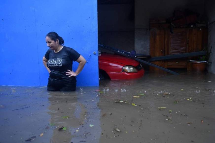En San Salvador, el director de Protección Civil, William Hernández, reportó que en todo el país hay más de 200 viviendas inundadas, personas evacuadas por el desbordamiento de ríos y quebradas.