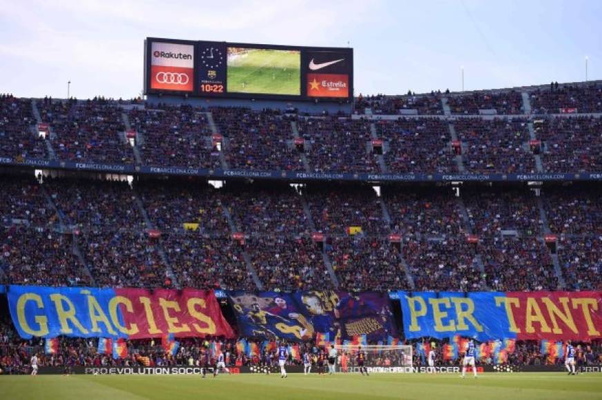 En el minuto 8, la grada Jove del Barça ha desplegado otra pancarta que decía; “Gràcies per tot’ (Gracias por todo), como agradecimiento a los 22 años, 32 títulos, que Andrés Iniesta ha dedicado al FC Barcelona desde La Masía. Foto AFP
