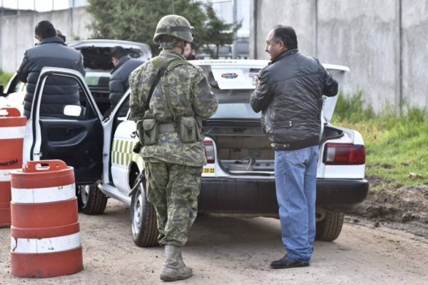 La policía revisa un vehículo cerca de las instalaciones del penal de Altiplano.