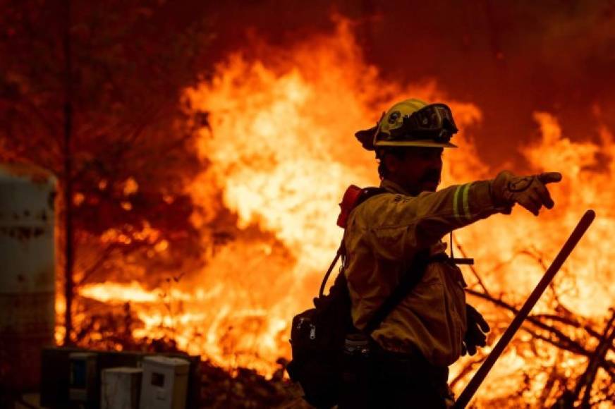 Al menos 22 incendios, alimentados por fuertes vientos, siguen forzando este lunes en California (EEUU) la evacuación de decenas de miles de residentes en los condados de Napa, Sonoma y Butte, una conocida región vinícola, informaron las autoridades.