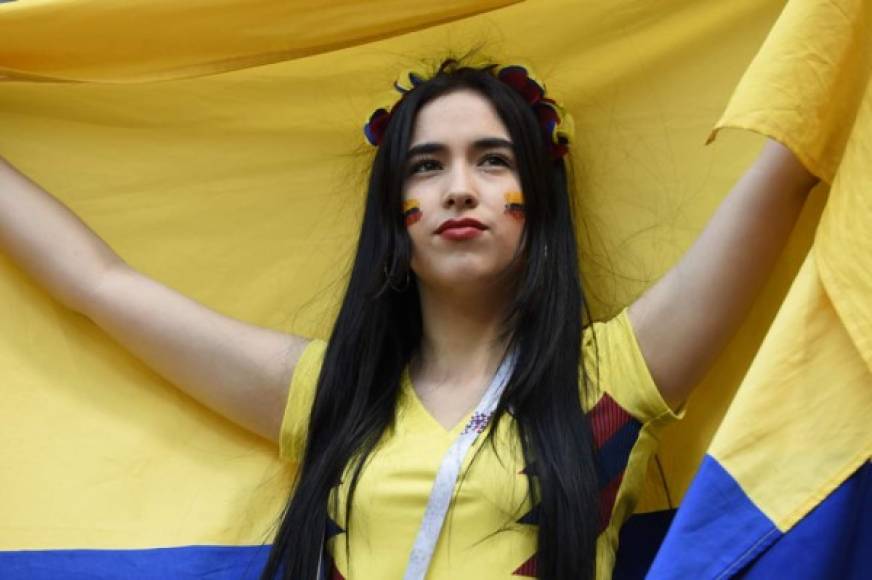 Esta aficionada lució con orgullo la bandera de Colombia en el partido inaugural del grupo H.