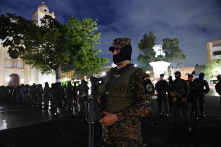 Bukele ordenó, además, el despliegue de 5,000 agentes de la Policía Nacional Civil (PNC) y la Fuerza Armada en una docena de municipios muy afectados por las extorsiones de las pandillas y que incluyen el propio centro de la capital San Salvador.