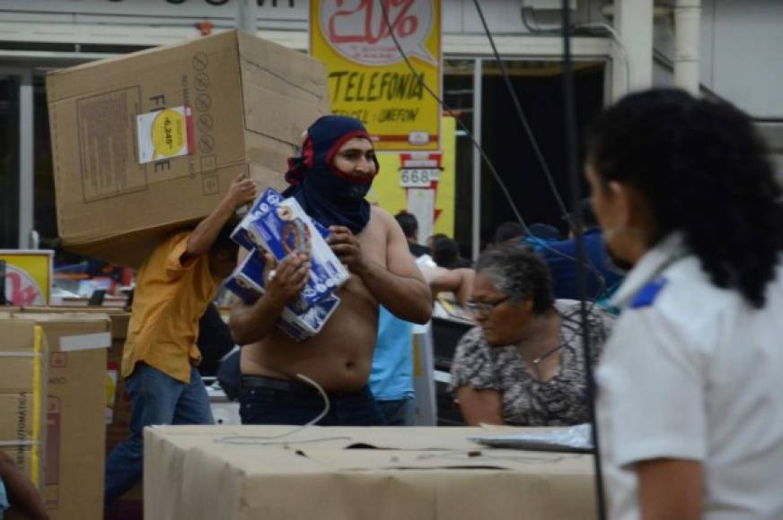 Los saqueos en varias tiendas de conveniencia se multiplicaron luego de que el presidente Enrique Peña Nieto afirmara que el alza a los combustibles se mantendrá.