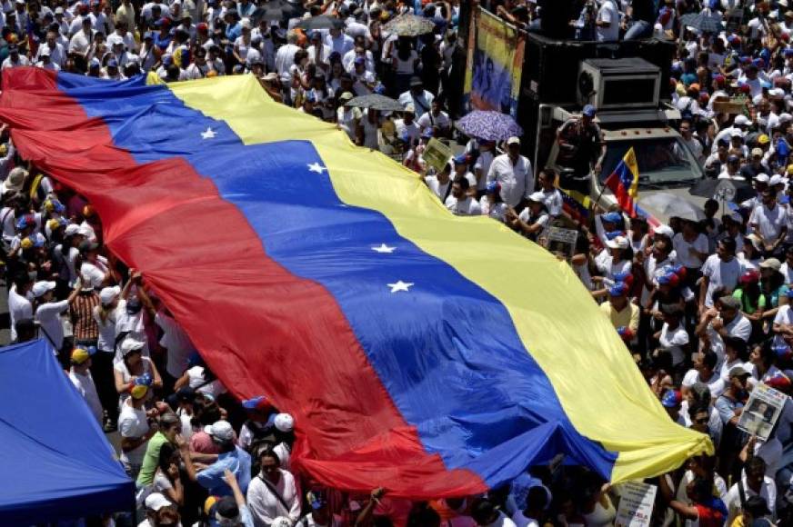 Miles de opositores venezolanos salieron a las calles el pasado sábado para exigir al Gobierno de Maduro que ponga una fecha para las elecciones parlamentarias y la liberación de los denominados presos políticos.