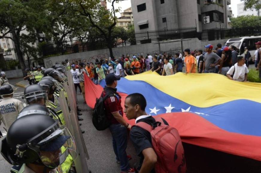 Un contingente militar ha impedido el desplazamiento de la marcha en la que los venezolanos presionan por el revocatorio a Nicolás Maduro. Fotos: AFP