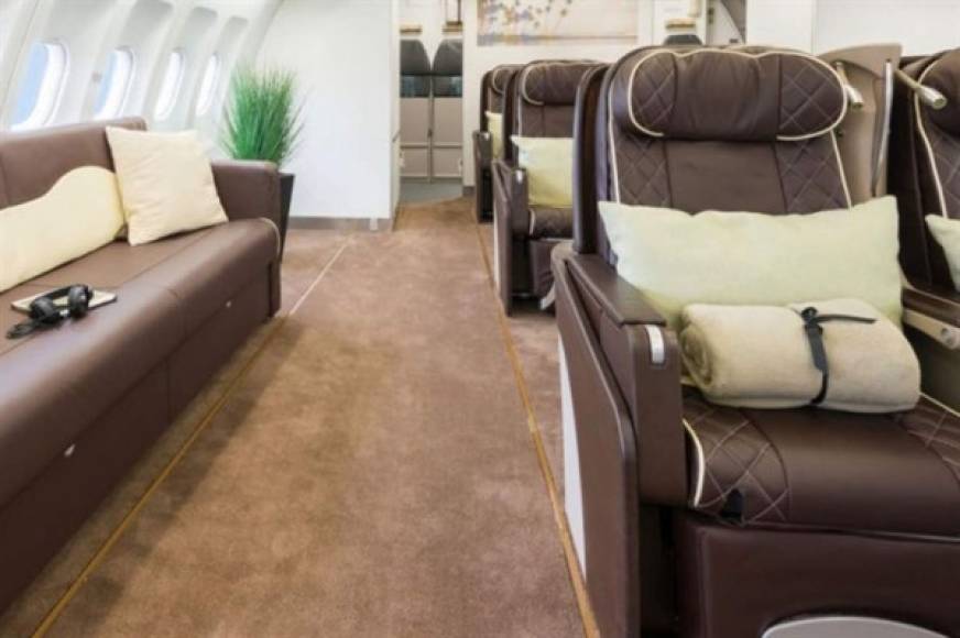 La aeronave es un Airbus A340 VIP, versión ejecutiva del avión comercial A300. El avión de lujo cuenta con 90 asientos que pueden convertirse en camas, para que los jugadores capitaneados por Lionel Messi puedan descansar durante el largo vuelo.