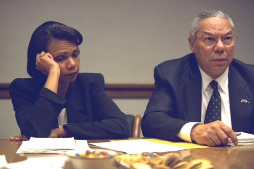 Rice, fatigada, junto al secretario de Estado, Colin Powell.