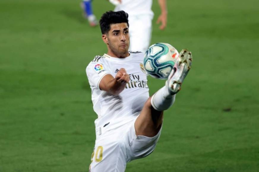 Marco Asensio bajando el balón de manera algo acrobática.