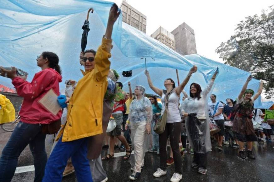 A pesar de la lluvia, los parisinos salieron a las calles para manifestarse.