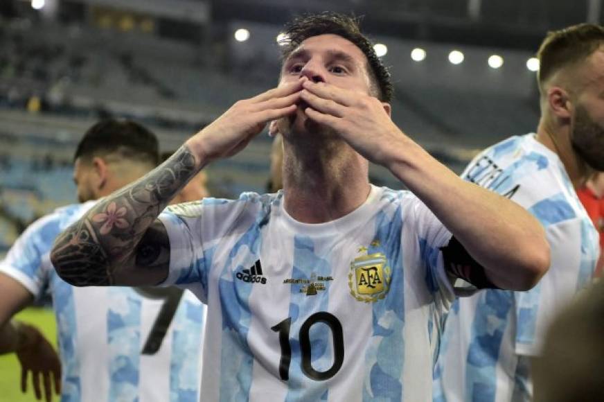El beso de Messi para los aficionados argentinos.