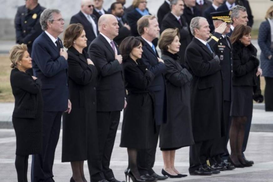 El expresidente de Estados Unidos George W. H. Bush (1989-1993) recibió hoy el último adiós en una ceremonia íntima en la Iglesia Episcopal St. Martin de Houston (Texas), en la que estuvo presente su familia y las personas más allegadas para despedir a 'un hombre decente, noble y humano'.